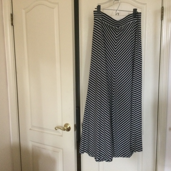 Lands End a-line black & white striped maxi skirt, size medium. Cotton blend - Picture 3 of 5